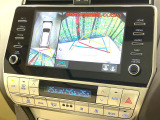【パノラミックビューモニター】専用のカメラにより、上から見下ろしたような視点で360度クルマの周囲を確認することができます☆死角部分も確認しやすく、狭い場所での切り返しや駐車もスムーズに行えます。