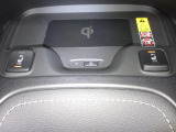 運転席&助手席シートヒーターが付いてます。寒い冬でもスイッチONで座面をあたたかくして、ドライブをさらに快適にしてくれます。HIとLOの2段階に温度設定が可能です。