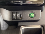 リアドアは乗り降りに便利な両側電動スライドドアです。また運転席に座っていながらスイッチ操作で自在にスライドドアを開け閉めできます。燃費に役立つECONボタンもここです。