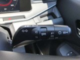 【オートマチックハイビーム】先行車や対向車のライトを認識し、ヘッドライトの上下の向きを自動で切り替てくれるので、運転に集中できて安全です。