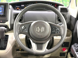 インテリアに合わせたデザインのステアリングは、運転される方のことも考え、運転しやすい形状、大きさです。是非一度、実際に触ってお確かめください。