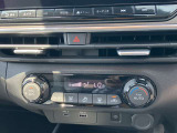 すっきりした運転席周りにはナビやエアコンの操作パネルを設置しておりますので、お一人での運転でもご安心できます。