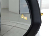 ブラインドスポットモニター装備。隣車線を走る車両を検知。ドアミラーでは確認しにくい後、側方エリアに存在する車両や急接近してくる車両も検知しドアミラーに搭載されたLEDインジケーターが点灯します。