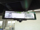 【スマートルームミラー】後方の映像を高精細モニターに映し出し、荷物や乗員で視界が遮られても安全に確認可能。夜間や雨天でもクリアな視界を確保する先進装備です。