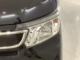 ディスチャージヘッドライト搭載でしっかり明るく照らしてくれるので、夜間走行や不慣れな道でも安心です。