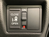 左側電動スライドドアは運転席からでも操作ができるように、ハンドル付近に開閉の操作スイッチが付いています。