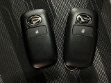 電子カードキーを携帯していれば、ドアハンドルやバックドアのリクエストスイッチを押すだけでドアの施錠・解錠が出来ます♪もちろん 遠隔操作も可能です!盗難防止のイモビライザー機能装備ですよ ☆