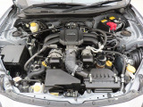 ■スバルと言えば水平対向エンジン。車体の低い位置に搭載されているので、万一の衝突時には、エンジンルームの下へ潜り込み、室内の乗員の被害軽減に貢献致します。