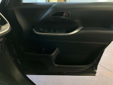 運転席ドア内張も御覧の通りです。収納スペースも充分あります。
