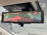 後部座席の人や、荷物に視界を邪魔されずに車両後方のカメラ映像をミラー面に映し出して、いつでもクリアな後方視界を確保する、インテリジェントルームミラーを装備しています。