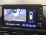 リバースギアに入れるだけで後方の表示へ切り替わります。夜間や雨の日の駐車も楽になりますよ。