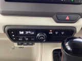 【オートエアコン】一度お好みの温度に設定すれば、車内の温度を検知し風量や温度を自動で調整。暑い&hellip;寒い&hellip;と何度もスイッチ操作をする必要はありません。快適な車内空間には必須の機能ですね♪