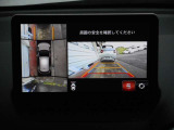 【360&deg;ビュー・モニター】前後左右4つのカメラ映像をさまざまな走行状況に応じて切り替えてセンターディスプレイに表示することで、駐車時や狭い道でのすれ違い時、見通しの悪い交差点進入時でも安心感を高めます。