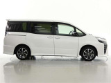 両側パワースライドドア付きだから、狭い駐車スペースなどでの 乗り降りラクラク!小さなお子さまのいるご家庭には嬉しい装備。
