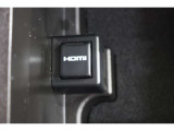 音声と映像が1本のケーブルで伝送できる便利なHDMIを装備しています。iPhoneやスマートフォンの画面と全く同じ画面がカーナビの画面に表示されるので、地図アプリや動画などのミラーリングが可能です。