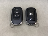スマートキーを装備しています。鍵を差し込むことなくドアロックの開け閉めと、スタートボタン操作でのエンジンスタートができます。ボタン操作でトランクが開けられる電動テールゲートのボタンもついています。