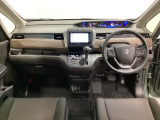 車内は光触媒抗菌消臭施工済です。インパネ周りはスタイリッシュなデザインで機能や装備も充実しています。グローブボックスやカップホルダーのほかにトレーなどたくさんの収納スペースが付いています。