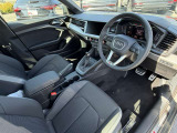 ●ハーフレザーシート『高級感や耐久性がありこちらのモデルにも採用されています。スポーティーな印象を与え、内装を豪華に演出します。肌触りが良く長時間の運転でも快適です。