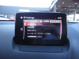こちらのお車には先進安全装備が多数搭載されています。衝突被害を回避あるいは軽減するためのブレーキや、後方死角からの接近警報、車線逸脱を防止する警報装置など、詳しくはスタッフまでお尋ねください。