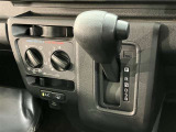 中古車選びで意外と見落としがちなポイントが、シフトレバー周辺の状態です。今回掲載している画像では、操作部分の使用感をはじめ、パネルの傷や擦れ、ボタン類の動作跡など、確認していただけます。