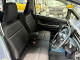 【フロントシート】インパネにシフトが付いているので足元広々!運転席から助手席の移動も楽々♪どちらからでも乗り降り出来るので、狭い場所の乗り降りも楽ちんですよ♪
