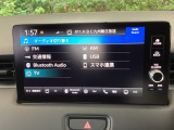 HondaCONNECT対応の便利なナビディスプレー。お持ちのスマートフォンと連携して、ナビやBluetoothでの音楽再生が可能です。デザインはもちろん、操作性も良好です。