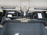 【車載工具】パンクなどのもしもの時に役立つ車載工具があります。ジャッキなどが装備されています。