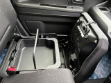 【助手席シートアンダーボックス】助手席の下にも大容量スペース!普段あまり使わない物や洗車道具を入れておくと便利ですよ♪