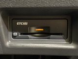 【純正ビルトインETC2.0(DSRC/ITSスポット)】ETCカードを挿入すれば料金所はノンストップで通過できます。ETC限定の割引や、高速道路の情報提供サービスを利用できます。