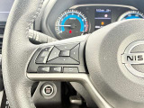 【ステアリングスイッチ】運転中視界をそらすことなくオーディオ操作ができます。