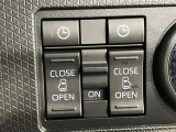 両側パワースライドドアを採用しており、運転席から簡単に開閉操作が可能です。駐車場や狭い場所でも扱いやすく、乗車時・降車時の負担を軽減します。