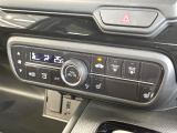【オートエアコン】一度お好みの温度に設定すれば、車内の温度を検知し風量や温度を自動で調整。暑い&hellip;寒い&hellip;と何度もスイッチ操作をする必要はありません。快適な車内空間には必須の機能ですね♪