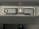 ハンドルの右下にETCがついています。高速道路の料金所の通過も楽々です!。 カードの取り出しもしやすい場所についています。