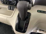 CVT車のセレクトレバーです。低速から高速まで、変速ショックのないスムーズな走りを実現するとともに、エンジン効率のよい領域を維持することで燃費にも貢献します。