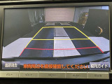 こちらのバックカメラは画面にラインが表示されておりますので、バック時のクルマの進行方向の目安になります。より高いレベルで車庫入れをサポートする、便利な機能ですね。
