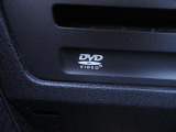 CD/DVD再生プレーヤーとフルセグTVチューナーを装備しています。また、USB端子も備えています。