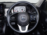 ハンドル左側にはオーディオ操作が出来るオーディオリモートコントロールスイッチ、右側にはHonda SENSINGとオートクルーズコントロールのスイッチを装備!