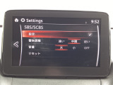 スマートブレーキサポート(SBS)は、マツダの先進安全技術「i-ACTIVSENSE」の一つで、高速走行時(約15km/h以上)に前方の車両や障害物との衝突の危険性を検知し、自動ブレーキで回避・被害軽減するシステムです。