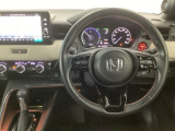 【ハンドル】運転にかかわる様々な操作を安全に行えるように視点移動が少なく操作性に配慮されたスイッチ類が凝縮されたコックピットです。