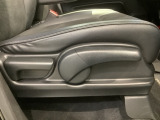 シートハイトアジャスターが付いているので運転姿勢を調整するのに便利ですね。身長に合ったシートポジションは安全運転や疲労軽減にもつながります。