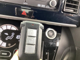 【インテリジェントキー】カバンやポケットに入れたままでもドアの施錠・解錠が可能なスマートキーを装備。エンジンのオン・オフ時もカギを取り出す必要が無いからとっても便利です♪