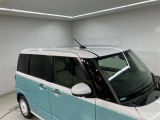 ツートーンカラーのルーフ部分を接写しました。異なる色調が生み出す陰影と奥行きが、車両全体にスポーティかつ洗練された印象を付与し、上質なデザイン性を静かに際立たせています。