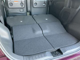 リヤシートを全て倒せばさらに荷物が積めますよ。