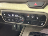 【オートエアコン】一度お好みの温度に設定すれば、車内の温度を検知し風量や温度を自動で調整。暑い&hellip;寒い&hellip;と何度もスイッチ操作をする必要はありません。快適な車内空間には必須の機能ですね♪