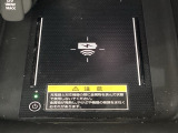 アクセサリーソケットの下にはワイヤレス充電器を装備してます。Qi(チー)規格対応のスマートフォンなどを置くだけでワイヤレスで充電可能です。