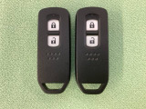 スマートキーを装備しています。鍵を差し込むことなくドアロックの開け閉めと、スタートボタン操作でのエンジンスタートができます。スペアキーも同じものを用意しております。