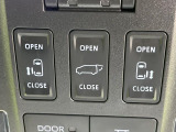 【両側スライドドア】駐車場で隣の車との間隔が狭く乗りにくい時、スライドドアなら安心!ドアオープン時も幅を取らず、開口部が広いので乗り降りがとっても簡単です。大きな荷物の出し入れも後席から可能♪