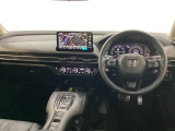 車内は光触媒抗菌消臭施工済です。スタイリッシュなデザインでスポーティなインパネ周りを演出します。グローブボックスやカップホルダーのほかにトレーなどたくさんの収納スペースが付いています。