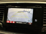 リバースギアに入れるだけで後方の表示へ切り替わります。夜間や雨の日の駐車も楽になりますよ。