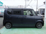 当社の車両には『安心して車選びをしていただくために』お支払い総額を表示しております。税金、自賠責保険料、登録費用、リサイクル料金が含まれており、県内登録及び届出で店頭納車の場合になります
